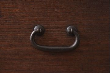 アンティーク家具　大正期　総桐材　シンプルな金具が落ちついた雰囲気漂う重ね箪笥(チェスト、引き出し、桐箪笥、桐たんす)