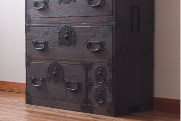 アンティーク家具　和製アンティーク　総桐材　縁起のよい「ふくら雀」金具のついたチェスト(重ね箪笥、引き出し、桐箪笥、桐たんす)