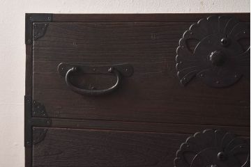 アンティーク家具　和製アンティーク　総桐材　縁起のよい「ふくら雀」金具のついたチェスト(重ね箪笥、引き出し、桐箪笥、桐たんす)