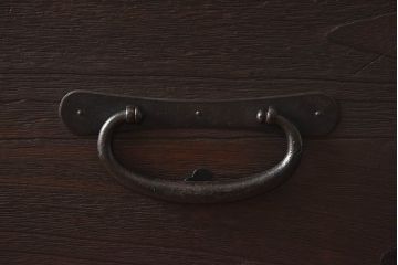 アンティーク家具　和製アンティーク　総桐材　縁起のよい「ふくら雀」金具のついたチェスト(重ね箪笥、引き出し、桐箪笥、桐たんす)