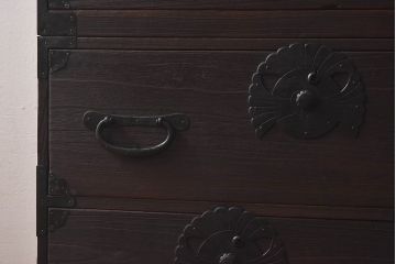 アンティーク家具　和製アンティーク　総桐材　縁起のよい「ふくら雀」金具のついたチェスト(重ね箪笥、引き出し、桐箪笥、桐たんす)