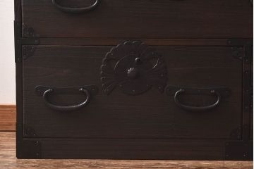 アンティーク家具　和製アンティーク　総桐材　縁起のよい「ふくら雀」金具のついたチェスト(重ね箪笥、引き出し、桐箪笥、桐たんす)