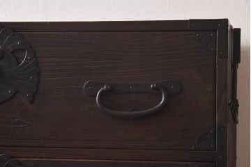 アンティーク家具　和製アンティーク　総桐材　縁起のよい「ふくら雀」金具のついたチェスト(重ね箪笥、引き出し、桐箪笥、桐たんす)