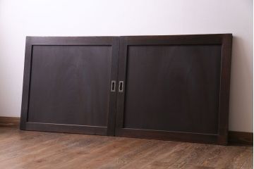 和製アンティーク　総ケヤキ一枚板　取っ手がアクセントの板戸(窓、建具)2枚セット