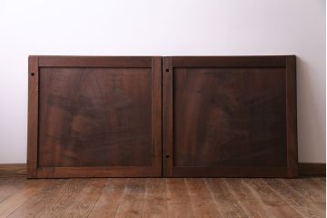 和製アンティーク　総ケヤキ一枚板　取っ手がアクセントの板戸(窓、建具)2枚セット