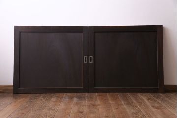 和製アンティーク　総ケヤキ一枚板　取っ手がアクセントの板戸(窓、建具)2枚セット