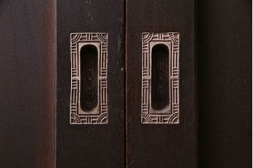 和製アンティーク　総ケヤキ一枚板　取っ手がアクセントの板戸(窓、建具)2枚セット