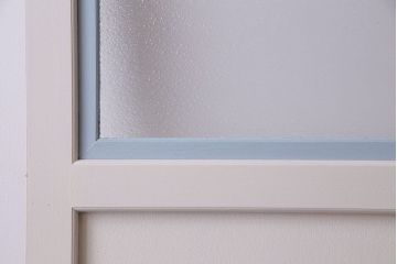 ペイント家具　水色のアクセントが爽やかなダイヤガラス入りのドア(扉、建具)