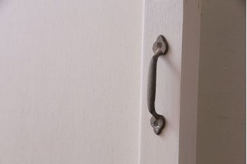 ペイント家具　水色のアクセントが爽やかなダイヤガラス入りのドア(扉、建具)