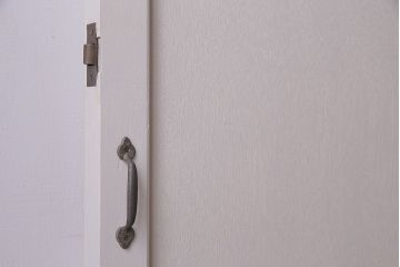 ペイント家具　水色のアクセントが爽やかなダイヤガラス入りのドア(扉、建具)