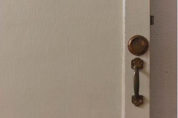 ペイント家具　昭和レトロな雰囲気溢れる当時物ガラス入りのドア(扉、建具)