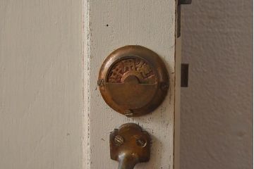 ペイント家具　昭和レトロな雰囲気溢れる当時物ガラス入りのドア(扉、建具)