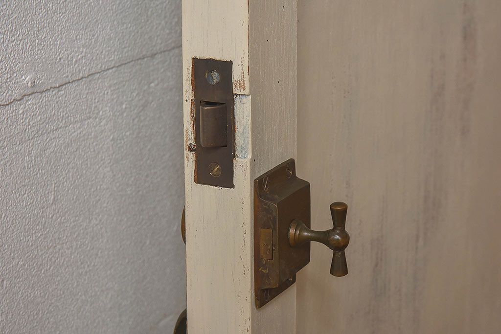 ペイント家具　昭和レトロな雰囲気溢れる当時物ガラス入りのドア(扉、建具)