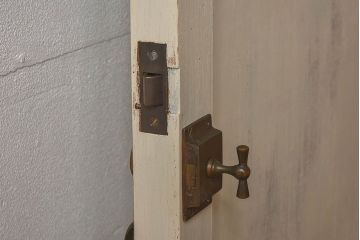 ペイント家具　昭和レトロな雰囲気溢れる当時物ガラス入りのドア(扉、建具)