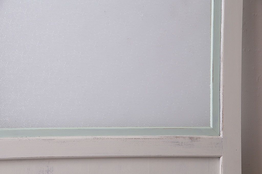 ペイント家具　丸いドアノブとダイヤガラスがおしゃれなバイカラーのドア(扉、建具)