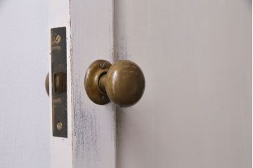 ペイント家具　丸いドアノブとダイヤガラスがおしゃれなバイカラーのドア(扉、建具)