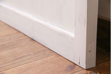 ペイント家具　丸いドアノブとダイヤガラスがおしゃれなバイカラーのドア(扉、建具)