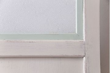 ペイント家具　丸いドアノブとダイヤガラスがおしゃれなバイカラーのドア(扉、建具)