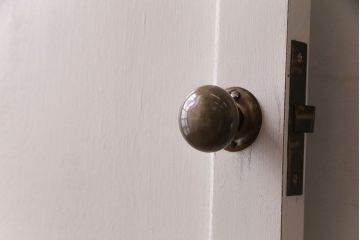 ペイント家具　丸いドアノブとダイヤガラスがおしゃれなバイカラーのドア(扉、建具)