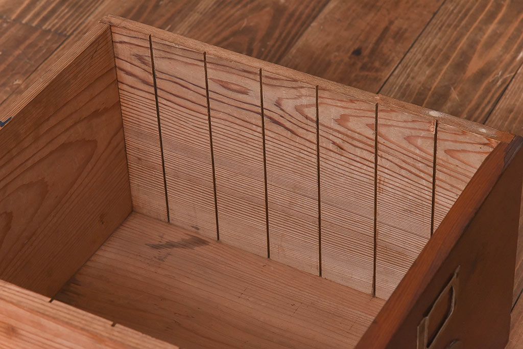レトロ家具　昭和レトロ　ヒノキ材　どっしりとした重厚感のあるネームプレート付きチェスト(引き出し)