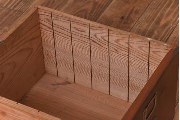 レトロ家具　昭和レトロ　ヒノキ材　どっしりとした重厚感のあるネームプレート付きチェスト(引き出し)