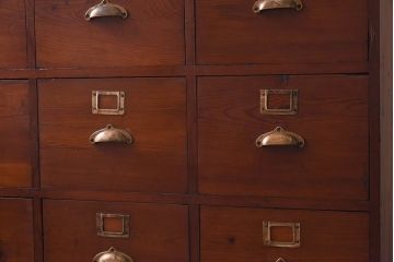 レトロ家具　昭和レトロ　ヒノキ材　どっしりとした重厚感のあるネームプレート付きチェスト(引き出し)