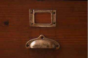 レトロ家具　昭和レトロ　ヒノキ材　どっしりとした重厚感のあるネームプレート付きチェスト(引き出し)