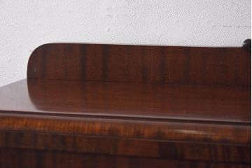 アンティーク家具　イギリスアンティーク　マホガニー材　優美な佇まいが魅力的なガラスケース(飾り棚、陳列棚、ショーケース)