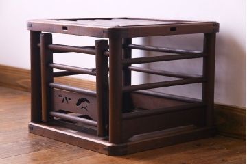 アンティーク雑貨　昭和レトロ　透かし彫りが施された古い木のこたつやぐら(炬燵櫓)