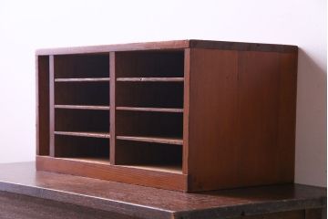 レトロ家具　昭和レトロ　味わいある木の質感が魅力の小振りの書類ケース(書類収納棚)