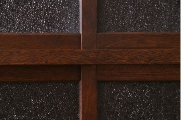 レトロ家具　】昭和レトロ　和の雰囲気を漂わせるダイヤガラス入り収納棚(食器棚、戸棚)