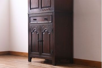 ヴィンテージ家具　イギリスビンテージ　シックな雰囲気が魅力的な小振りのカクテルキャビネット(収納棚、戸棚)