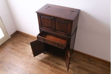 ヴィンテージ家具　イギリスビンテージ　シックな雰囲気が魅力的な小振りのカクテルキャビネット(収納棚、戸棚)