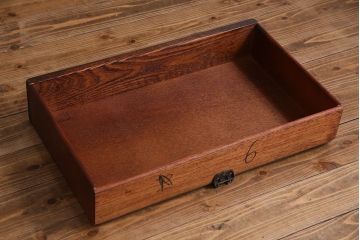 ヴィンテージ家具　イギリスビンテージ　シックな雰囲気が魅力的な小振りのカクテルキャビネット(収納棚、戸棚)
