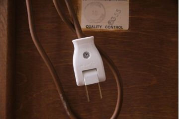 ヴィンテージ家具　イギリスビンテージ　シックな雰囲気が魅力的な小振りのカクテルキャビネット(収納棚、戸棚)