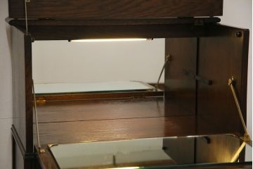 ヴィンテージ家具　イギリスビンテージ　シックな雰囲気が魅力的な小振りのカクテルキャビネット(収納棚、戸棚)
