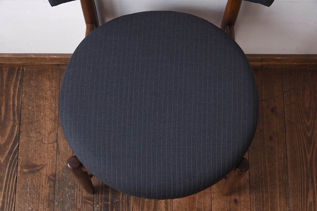 ヴィンテージ家具　北欧ビンテージ　G-PLAN(ジープラン)　Fresco(フレスコ)　ダークカラーのピンストライプがおしゃれなダイニングチェア(サーキュラーチェア、椅子)