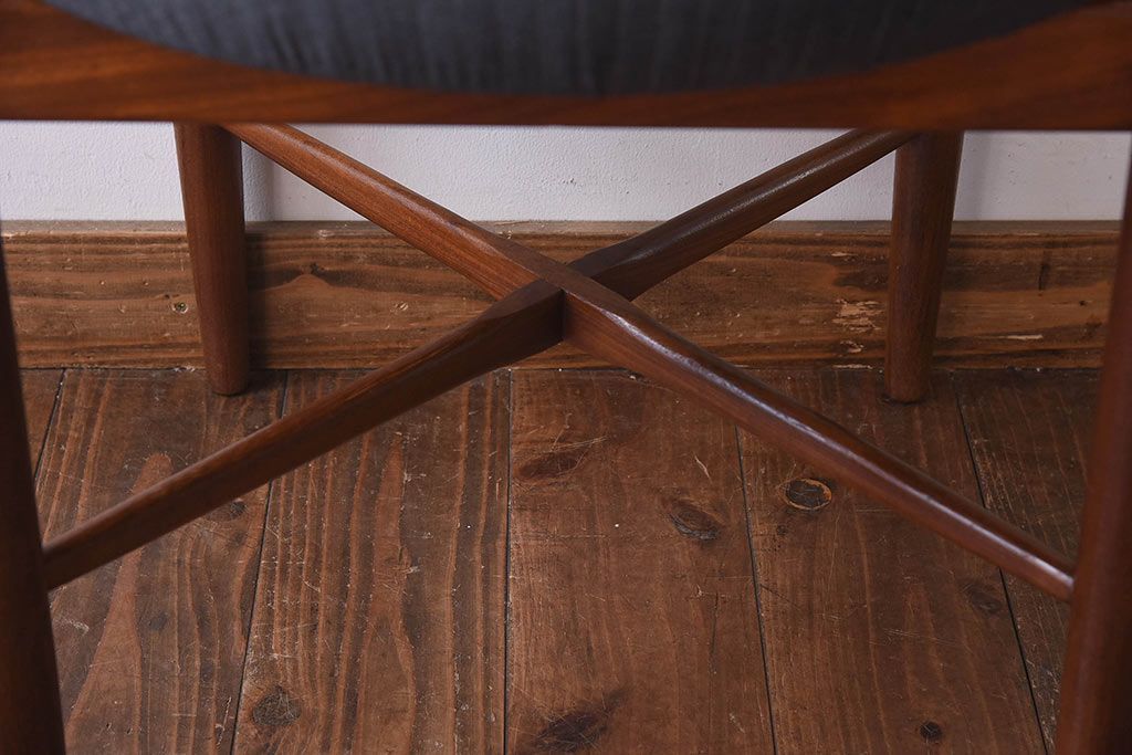 ヴィンテージ家具　北欧ビンテージ　G-PLAN(ジープラン)　Fresco(フレスコ)　ダークカラーのピンストライプがおしゃれなダイニングチェア(サーキュラーチェア、椅子)