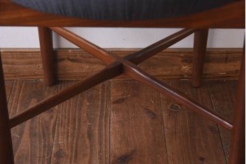 ヴィンテージ家具　北欧ビンテージ　G-PLAN(ジープラン)　Fresco(フレスコ)　ダークカラーのピンストライプがおしゃれなダイニングチェア(サーキュラーチェア、椅子)