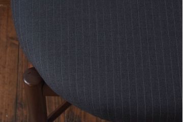 ヴィンテージ家具　北欧ビンテージ　G-PLAN(ジープラン)　Fresco(フレスコ)　ダークカラーのピンストライプがおしゃれなダイニングチェア(サーキュラーチェア、椅子)(1)