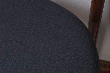 ヴィンテージ家具　北欧ビンテージ　G-PLAN(ジープラン)　Fresco(フレスコ)　ダークカラーのピンストライプがおしゃれなダイニングチェア(サーキュラーチェア、椅子)(1)
