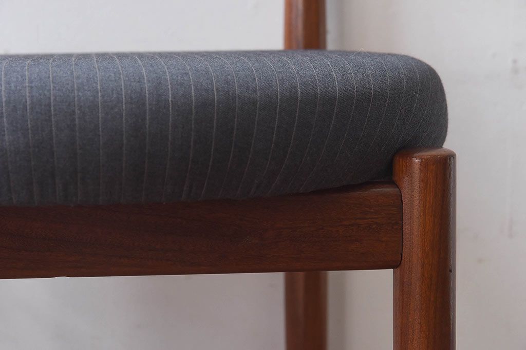 ヴィンテージ家具　北欧ビンテージ　G-PLAN(ジープラン)　Fresco(フレスコ)　ダークカラーのピンストライプがおしゃれなダイニングチェア(サーキュラーチェア、椅子)(1)