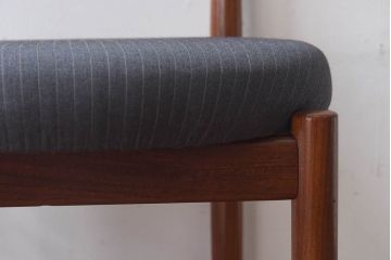 ヴィンテージ家具　北欧ビンテージ　G-PLAN(ジープラン)　Fresco(フレスコ)　ダークカラーのピンストライプがおしゃれなダイニングチェア(サーキュラーチェア、椅子)(1)