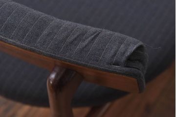 ヴィンテージ家具　北欧ビンテージ　G-PLAN(ジープラン)　Fresco(フレスコ)　ダークカラーのピンストライプがおしゃれなダイニングチェア(サーキュラーチェア、椅子)(1)