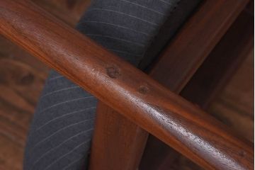 ヴィンテージ家具　北欧ビンテージ　G-PLAN(ジープラン)　Fresco(フレスコ)　ダークカラーのピンストライプがおしゃれなダイニングチェア(サーキュラーチェア、椅子)(1)