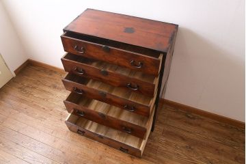 アンティーク家具　前面ケヤキ材　五丁引き　黒柿材を縁に使用した重ね箪笥(衣装箪笥、和タンス)