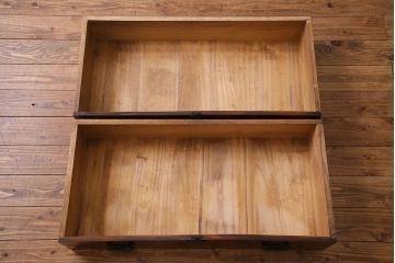 アンティーク家具　前面ケヤキ材　五丁引き　黒柿材を縁に使用した重ね箪笥(衣装箪笥、和タンス)