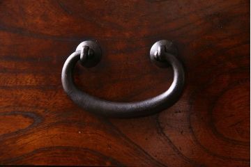 アンティーク家具　前面ケヤキ材　五丁引き　黒柿材を縁に使用した重ね箪笥(衣装箪笥、和タンス)