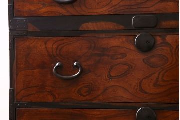 アンティーク家具　前面ケヤキ材　五丁引き　黒柿材を縁に使用した重ね箪笥(衣装箪笥、和タンス)