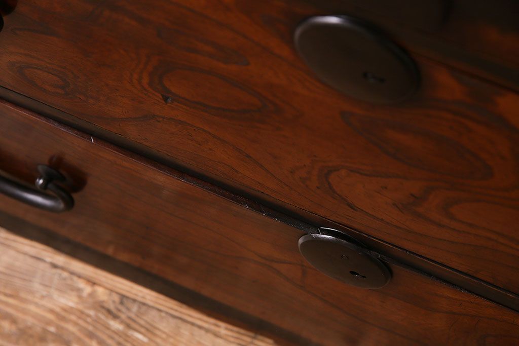 アンティーク家具　前面ケヤキ材　五丁引き　黒柿材を縁に使用した重ね箪笥(衣装箪笥、和タンス)